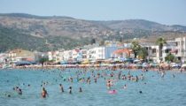Dikili sahilleri bayram tatilinde doldu taştı