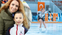 Minik buz pateni sporcusu Doğa annesinin yolunda