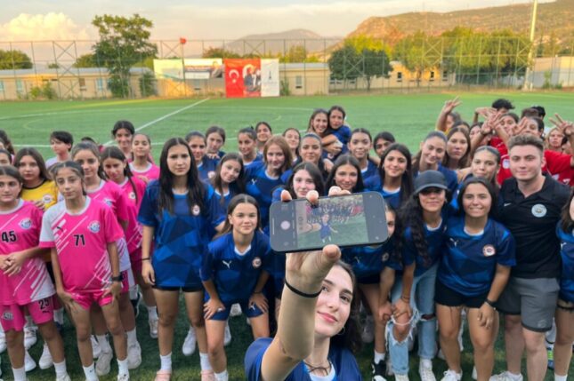 İzmir’in futbolcu kızları geleceğe umut oldu 