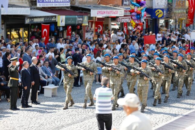 30 AĞUSTOS ZAFER BAYRAMI BERGAMA’DA TÖRENLERLE KUTLANDI