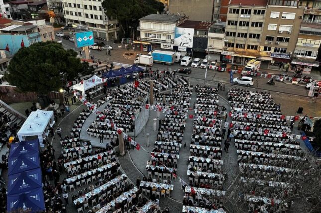 Başkan Tugay Bergama’da kurulan iftar sofrasına konuk oldu