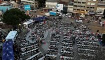 Başkan Tugay Bergama’da kurulan iftar sofrasına konuk oldu