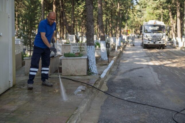 İzmir’de bayram öncesi mezarlıklara özel bakım