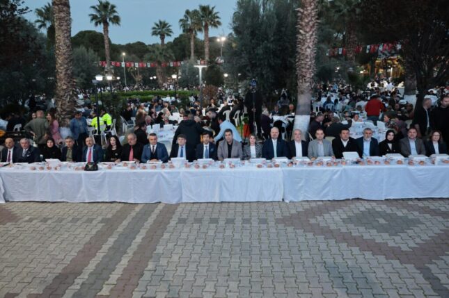 Menemen’de 10 bin kişilik Kadir Gecesi iftarı