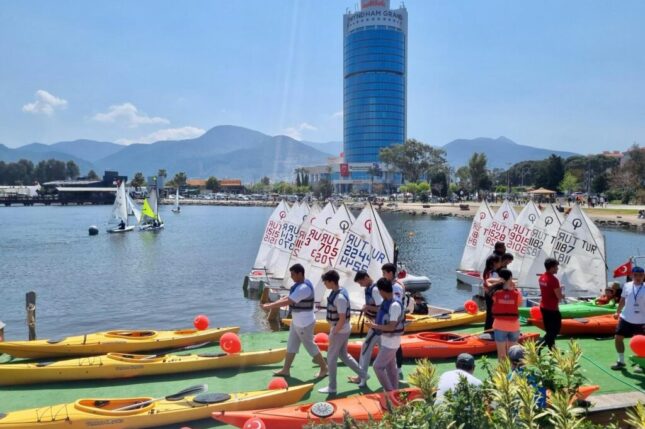 İzmir Büyükşehir Belediyesi çocukları Su Sporları Şenliği’nde buluşturdu