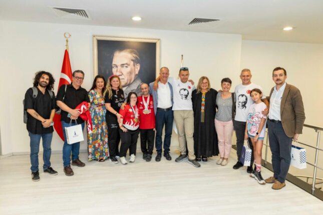 Başkan Tugay, İzmir’in gururu Büyükşehir sporcularını ağırladı  