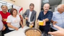 Başkan Tugay aşure bereketini paylaştı