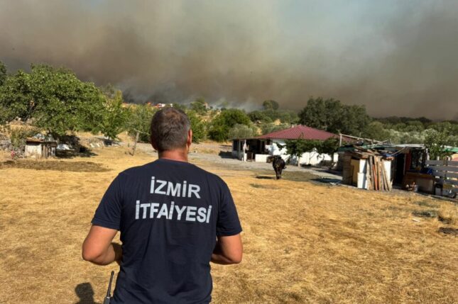 İzmir İtfaiyesi kentsel ve kırsal yangınlarla mücadele ediyor