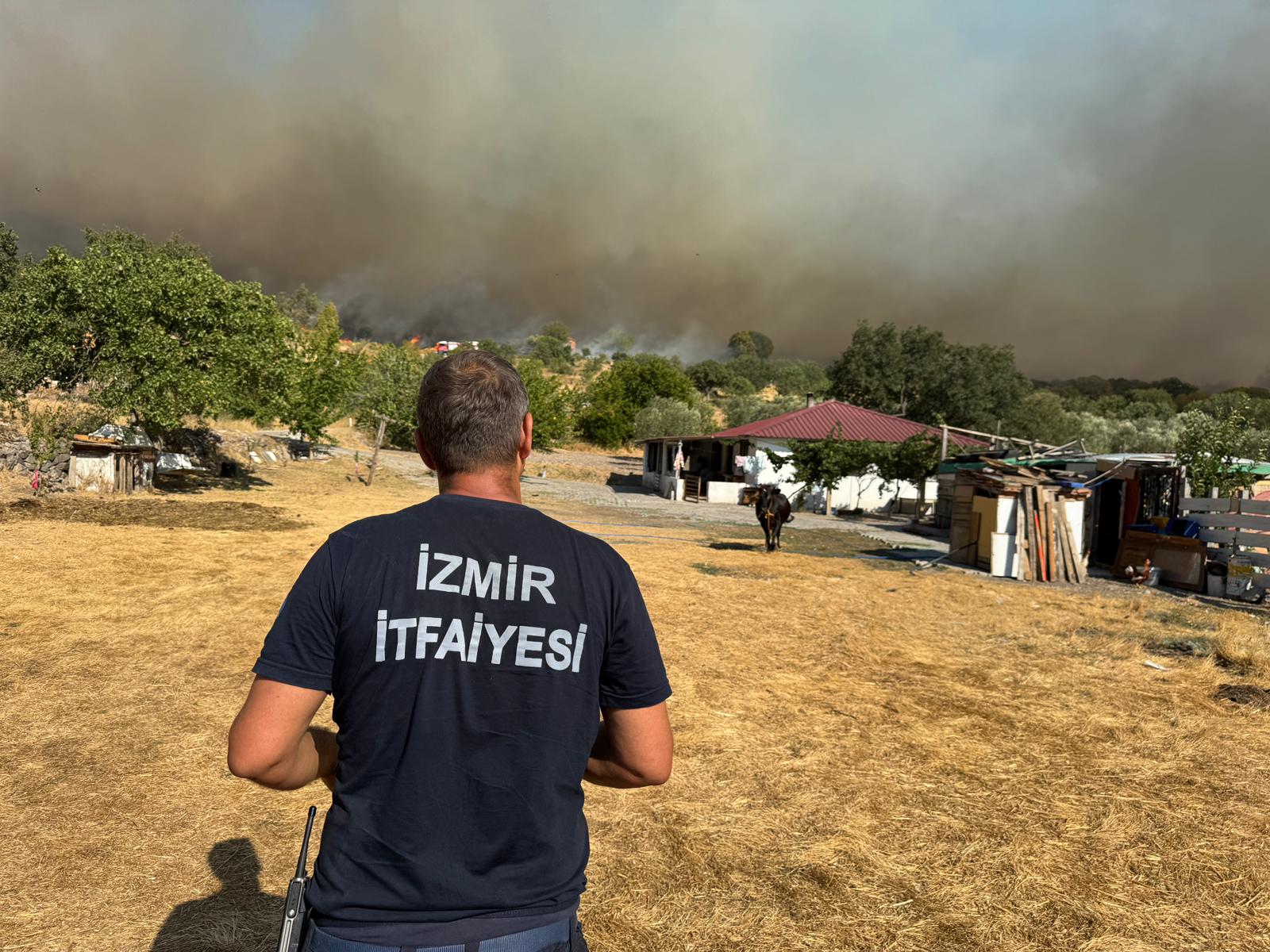 İzmir İtfaiyesi kentsel ve kırsal yangınlarla mücadele ediyor